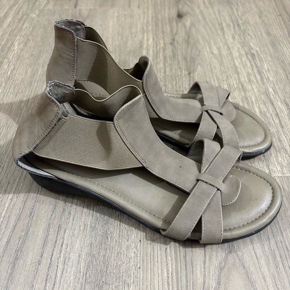 St. John’s Bay Women’s Sz 8.5 Sandals Beige Slingback Cushion Heel Boho Classic - Picture 1 of 5